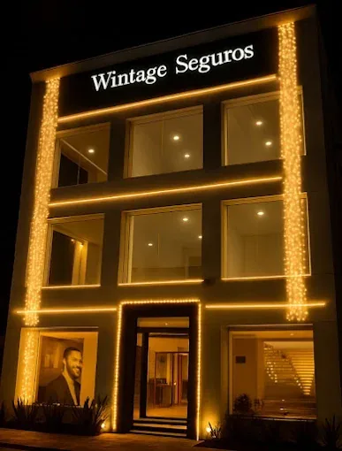 Fachada Wintage Seguros iluminada